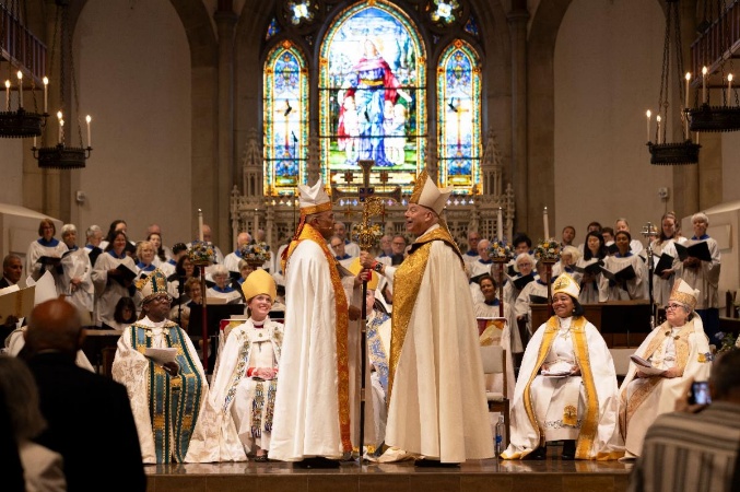 Bishop John Harvey Taylor presents Bishop Antonio José Gallardo Lucena with the diocesan crozier.