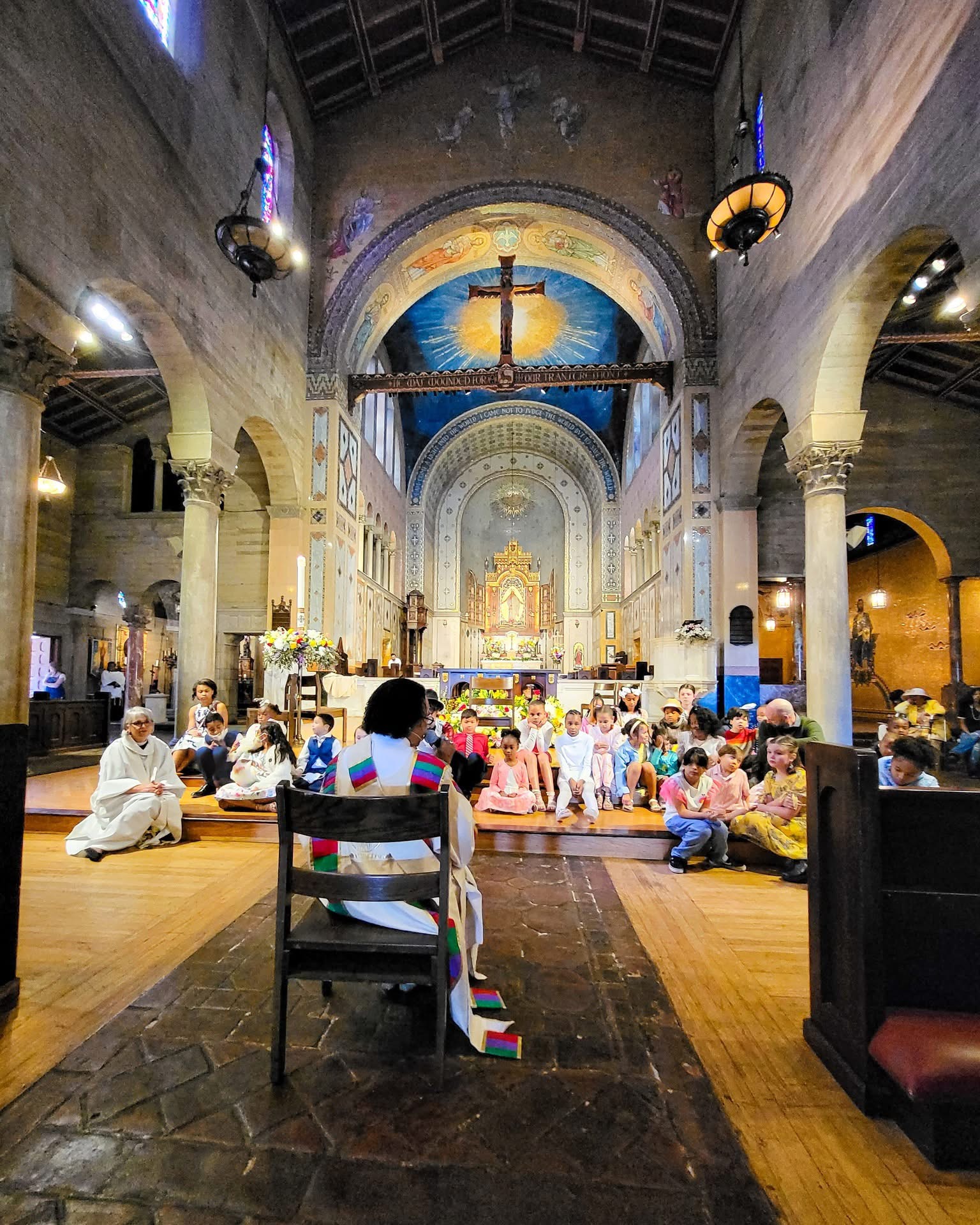 Niños reunidos durante el culto en la catedral